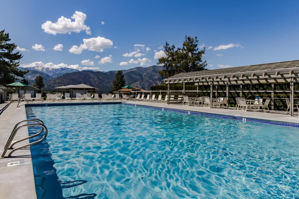 Wapato Point outdoor pool